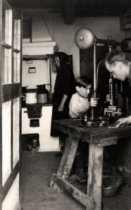 Ryc. 21 Typowy warsztat domowy chałupniczej rodziny – sztanca ustawiona w kuchni (1932 r.).